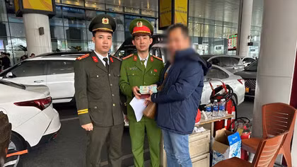 Đồn Công an sân bay quốc tế Nội Bài bàn giao 200 triệu đồng cho người bị thất lạc