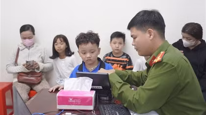 Công an phường ở Cà Mau cấp căn cước cho học sinh những ngày cuối tuần