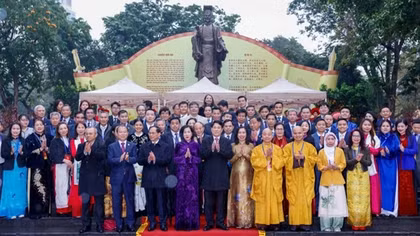 Chủ tịch nước Lương Cường cùng đại biểu kiều bào dâng hương tại Tượng đài Lý Thái Tổ và đền Ngọc Sơn
