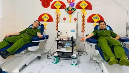 Công an xã ở Quảng Ngãi vượt chặng đường xa, truyền máu cứu nhiều người dân
