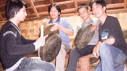 Trầm Tích hát