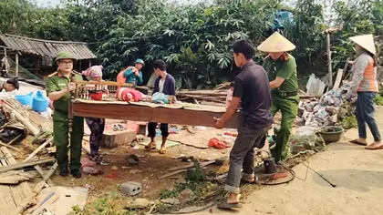 Công an tỉnh Tuyên Quang sát cánh cùng người dân vượt qua thiên tai