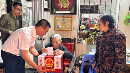 Mang hòm phiếu đến tận nhà để hỗ trợ cử tri cao tuổi