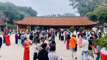 Hà Nội: Người dân hào hứng "tận hưởng" xe buýt, tàu điện, điểm gửi xe giá 0 đồng