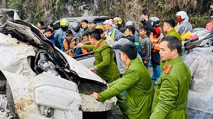Kịp thời cứu hộ 3 nạn nhân trong vụ ô tô rơi xuống taluy âm
