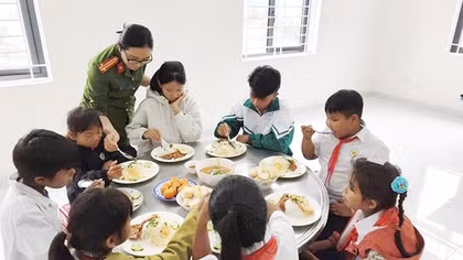 Nét đẹp nhân văn từ mô hình “Mẹ đỡ đầu - chắp cánh những ước mơ"