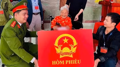 Cụ bà 104 tuổi ở Hải Phòng: Vinh dự và tự hào được đi bỏ phiếu bầu cử