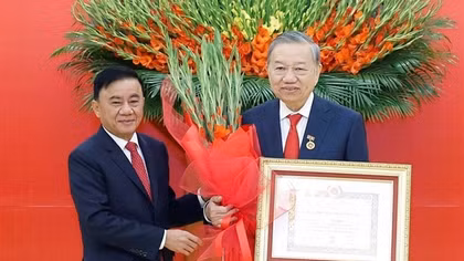 Trao Huy hiệu 45 năm tuổi Đảng tặng Tổng Bí thư Tô Lâm