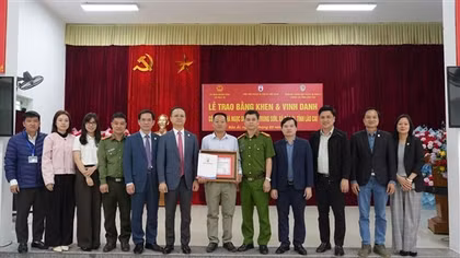 Trao Bằng khen tặng công dân Hà Ngọc Sơn dũng cảm cứu 6 nạn nhân tại hồ Thác Bà