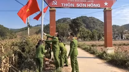 Mang ánh đèn chiếu sáng đường quê vùng đồng bào dân tộc Lạng Sơn