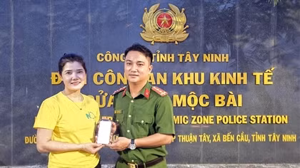 Công an cơ sở kịp thời hỗ trợ người dân khó khăn nhận lại tiền chuyển nhầm