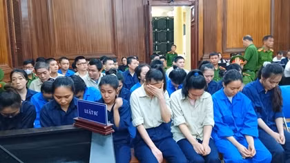 Kẻ chủ mưu và 30 “nhân viên ngân hàng” ra tòa vì chiếm đoạt tài sản