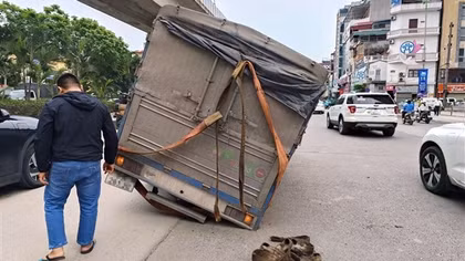 Xe tải sụt hố đường Nguyễn Trãi