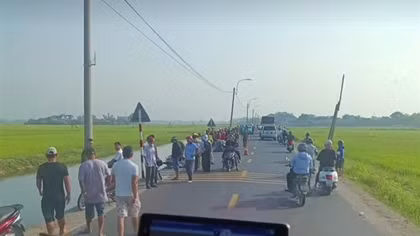 Va chạm giữa taxi với xe máy trên quốc lộ, hai người thương vong
