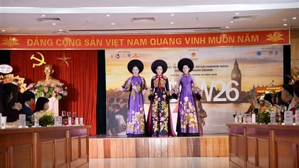 Đưa áo dài Việt ra sân khấu thời trang quốc tế