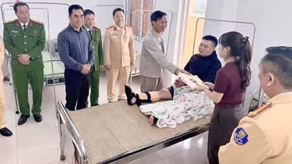 Cán bộ CSGT bị thương trong quá trình làm nhiệm vụ