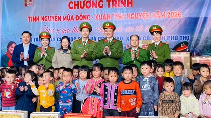 Trường Đại học PCCC tặng quà cho học sinh nghèo Phú Thọ