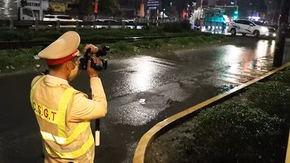 Tăng cường tuần tra, xử lý nhiều tài xế "lách rào" đường sắt ở Hà Nội