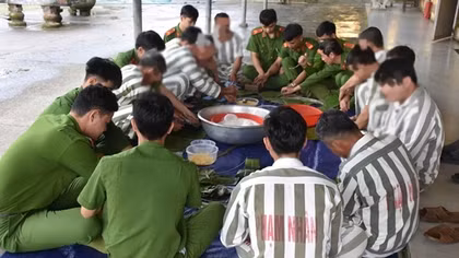 Giữ trọn mùa Xuân cho những người lầm lỡ