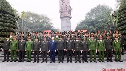 Những món quà nghĩa tình đến với bà con nơi nguồn cội cách mạng