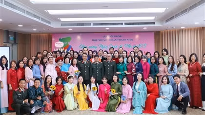 Phụ nữ Cục Đối ngoại duyên dáng với áo dài truyền thống