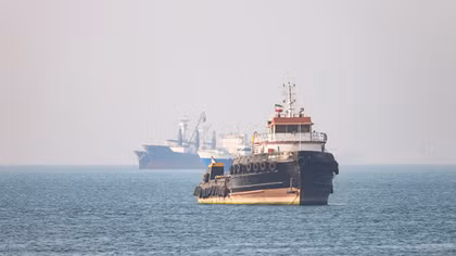 Mỹ phát động chiến dịch mở lại eo biển Hormuz, UAE bị tấn công