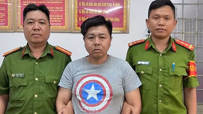 Bắt khẩn cấp tài xế xe ôm gây rối trước cổng sân bay Tân Sơn Nhất