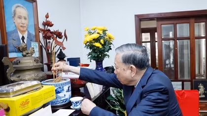 Tổng Bí thư dâng hương tưởng niệm nhân 120 năm Ngày sinh Thủ tướng Phạm Văn Đồng