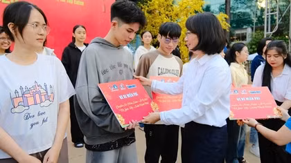 Tặng 1.500 vé xe và quà cho sinh viên, người lao động về quê đón Tết