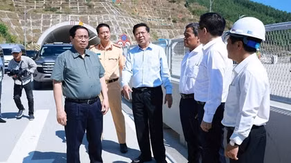 Thủ tướng Phạm Minh Chính kiểm tra các dự án giao thông tại khu vực miền Trung