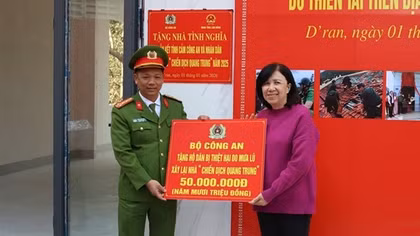 Trao quà của Bộ Công an cho gia đình được xây nhà mới sau lũ ở Lâm Đồng