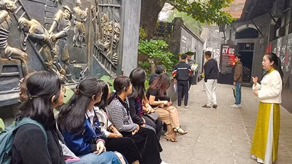 Chuyện quanh cây bàng trăm tuổi ở Hỏa Lò