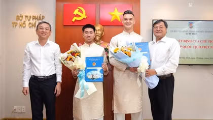 Hai cầu thủ Việt kiều Khoa Ngô và Lê Giang Patrik nhận quốc tịch Việt Nam