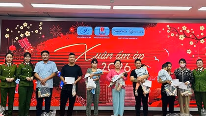 Học viện CSND trao tặng 300 suất quà Tết cho bệnh nhi