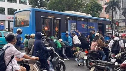 Vào nút giao không giảm tốc độ, xe buýt va chạm với xe máy