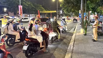 Công an Ninh Bình bảo đảm trật tự, an toàn giao thông để người dân vui chơi dịp nghỉ Lễ 30/4 – 1/5