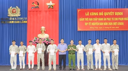 Trại giam Cao Lãnh trao quyết định giảm án cho 563 phạm nhân
