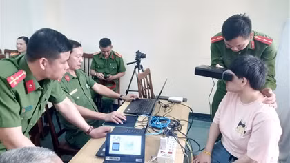 Cảnh sát vác gạo, dìu cụ già, bế trẻ em tại điểm cấp căn cước cho người khuyết tật