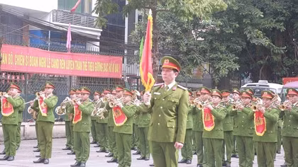 Dàn nhạc kèn CAND lớn nhất từ trước đến nay biểu diễn chào mừng Đại hội Đảng
