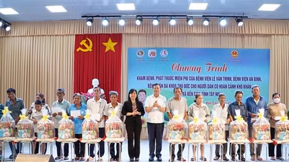 Thượng tướng Lê Tấn Tới tặng quà người dân Tây Ninh có hoàn cảnh khó khăn