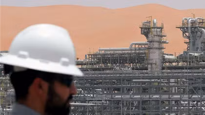 Nhiều cơ sở năng lượng Arab Saudi bị tấn công, giá dầu biến động