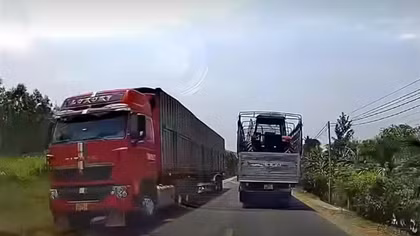 Va chạm với xe đầu kéo, hai người đi xe máy tử nạn trên quốc lộ 19C