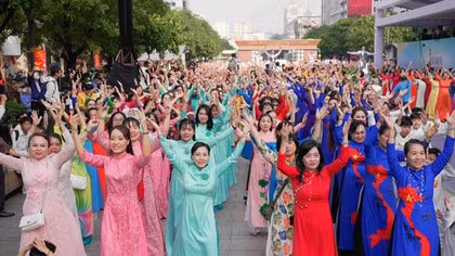 Hơn 58 ngàn người đồng diễn dân vũ áo dài tại TP Hồ Chí Minh