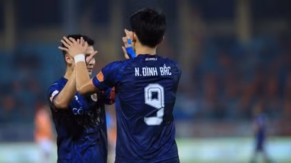Công an Hà Nội tạo mưa bàn thắng trong ngày đặc biệt của Quang Hải