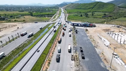 Vì sao các trạm dừng nghỉ cao tốc Bắc - Nam qua miền Trung thi công mãi không xong?