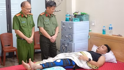 Lãnh đạo Công an tỉnh Lào Cai thăm hỏi cán bộ chiến sĩ bị thương khi làm nhiệm vụ