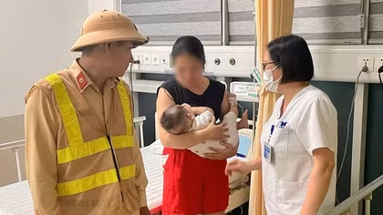 Bé 7 tháng tuổi khó thở được CSGT đưa đi cấp cứu trong đêm
