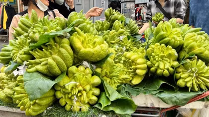 Gà lễ, phật thủ đắt hàng trong ngày cận Tết