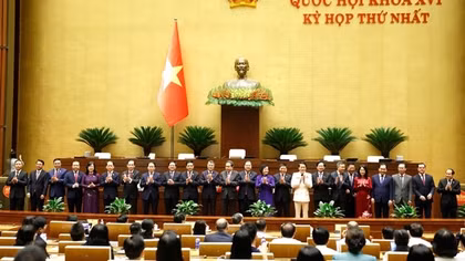 Chính phủ có 6 Phó Thủ tướng, 17 Bộ trưởng, trưởng ngành