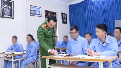 Ngày cầm bút đầu tiên của những “học sinh” ở tuổi xế chiều